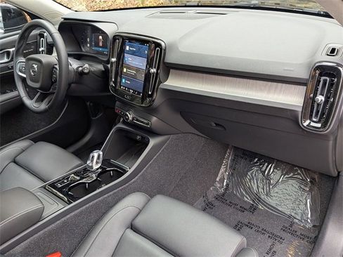 Certified 2024 Volvo XC40 B5 Ultimate w/ Climate Package image 28