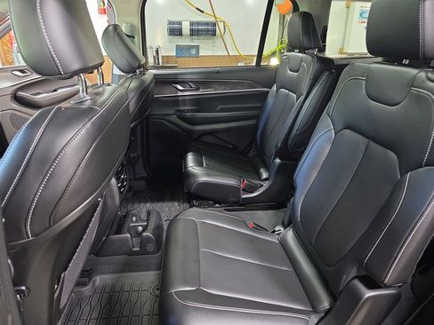 Used 2023 Jeep Grand Cherokee L Limited w/ Luxury Tech Group II AWD/4WD image 14