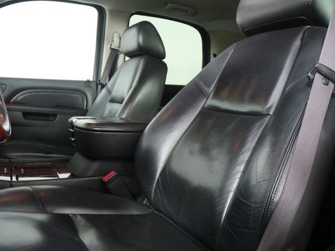 Used 2010 Cadillac Escalade AWD image 10