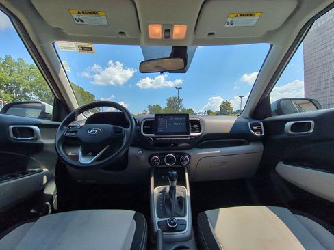 Used 2025 Hyundai Venue SEL FWD image 25