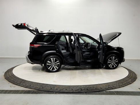 Used 2024 Nissan Pathfinder Platinum w/ Lighting Package (N93) image 16
