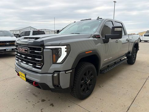 Used 2024 GMC Sierra 2500 AT4 w/ Technology Package AWD/4WD image 4