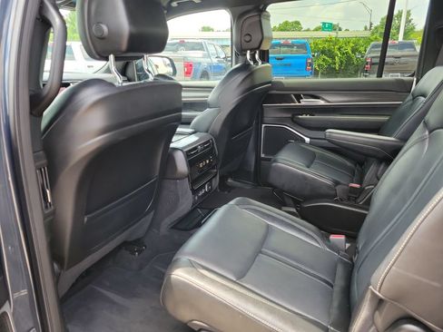 Used 2024 Jeep Wagoneer Series III AWD/4WD image 12