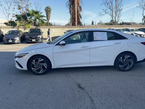 Used 2025 Hyundai Elantra Limited image 9