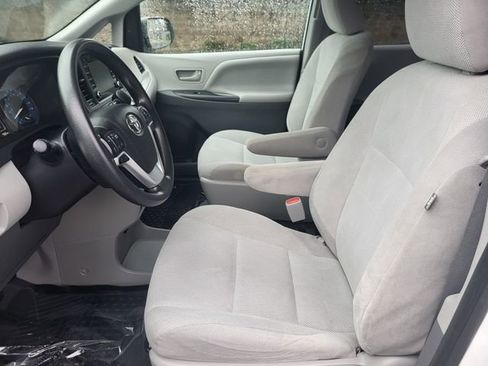Used 2020 Toyota Sienna L image 11