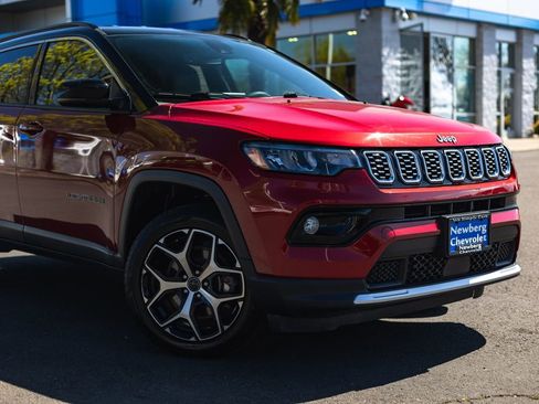 Used 2025 Jeep Compass Limited AWD/4WD image 3