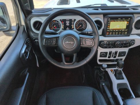 Used 2023 Jeep Gladiator Sport AWD/4WD image 15