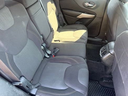 Used 2017 Jeep Cherokee Latitude w/ Cold Weather Group AWD/4WD image 48