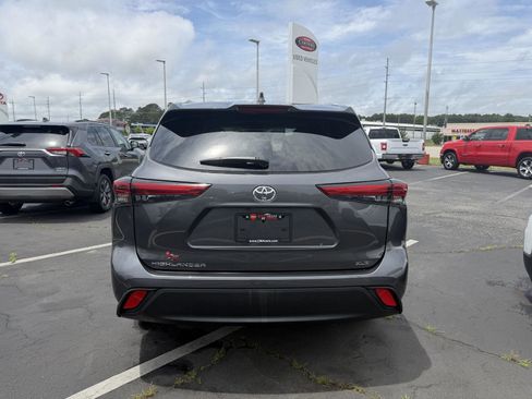 Used 2023 Toyota Highlander XLE FWD image 6