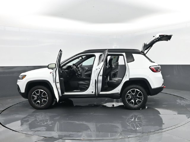 Used 2025 Jeep Compass Trailhawk AWD/4WD image 29