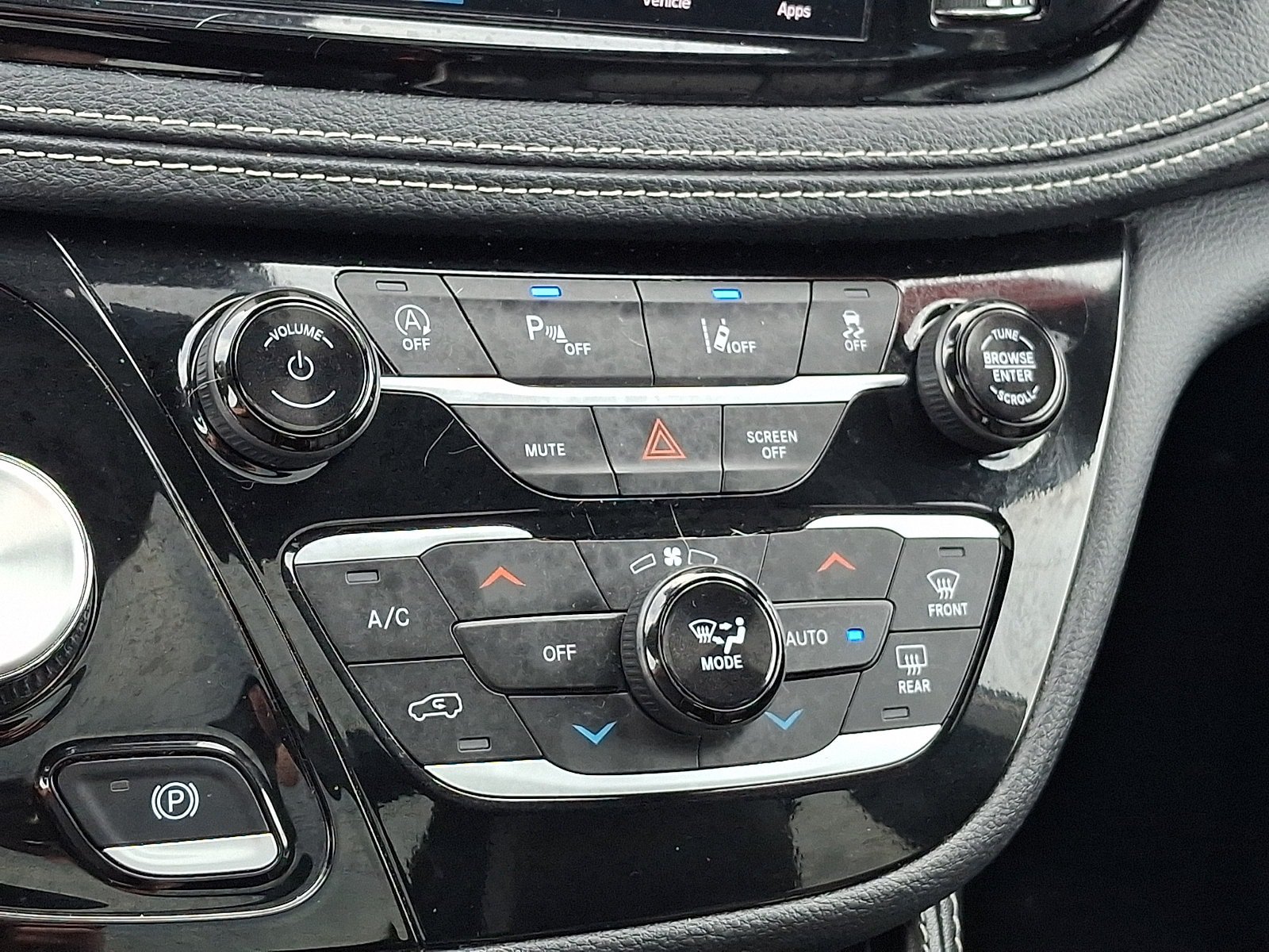 Used 2025 Chrysler Pacifica Limited FWD image 17