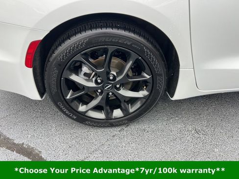 Certified 2025 Chrysler Pacifica Limited image 13