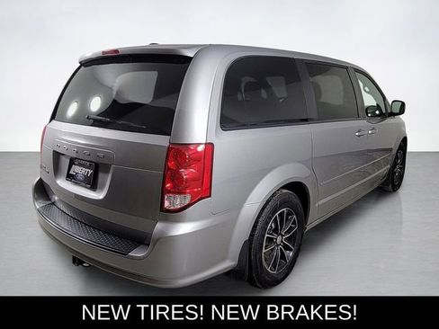 Used 2017 Dodge Grand Caravan SXT w/ Driver Convenience Group image 3