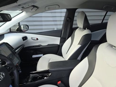 Used 2019 Toyota Prius L Eco image 7