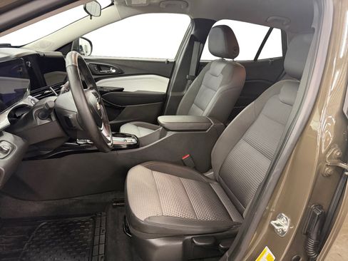 Used 2024 Chevrolet Trax LT w/ Driver Confidence Package image 9