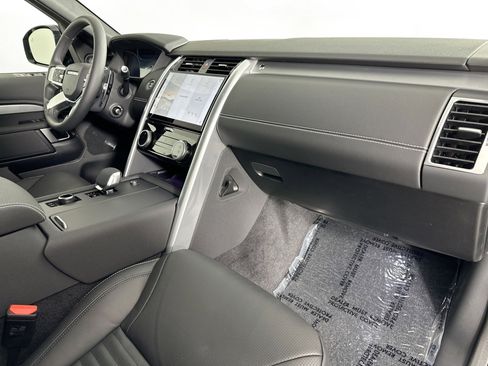 Certified 2025 Land Rover Discovery Dynamic SE image 27