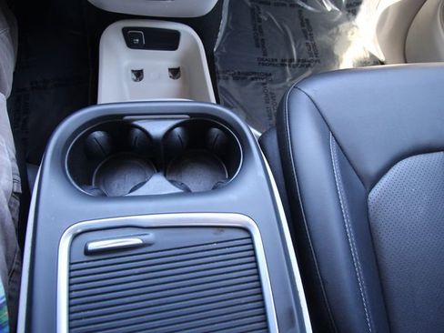 Used 2024 Chrysler Pacifica Touring-L image 26