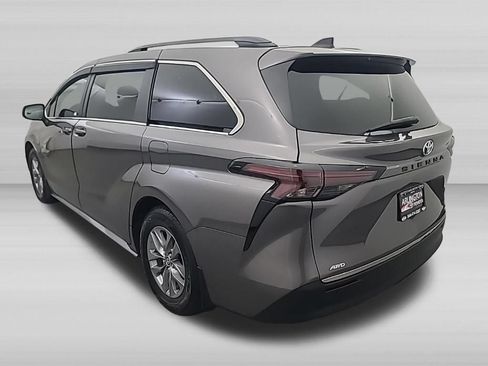 Used 2024 Toyota Sienna LE AWD/4WD image 7