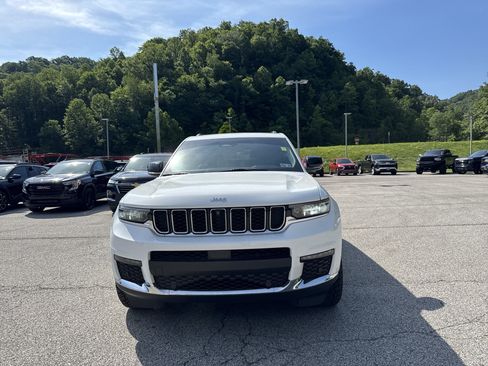 Used 2023 Jeep Grand Cherokee L Limited w/ Luxury Tech Group II AWD/4WD image 3