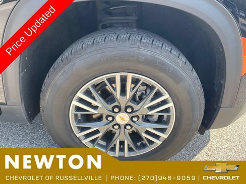 Used 2025 Chevrolet Traverse LT FWD image 18