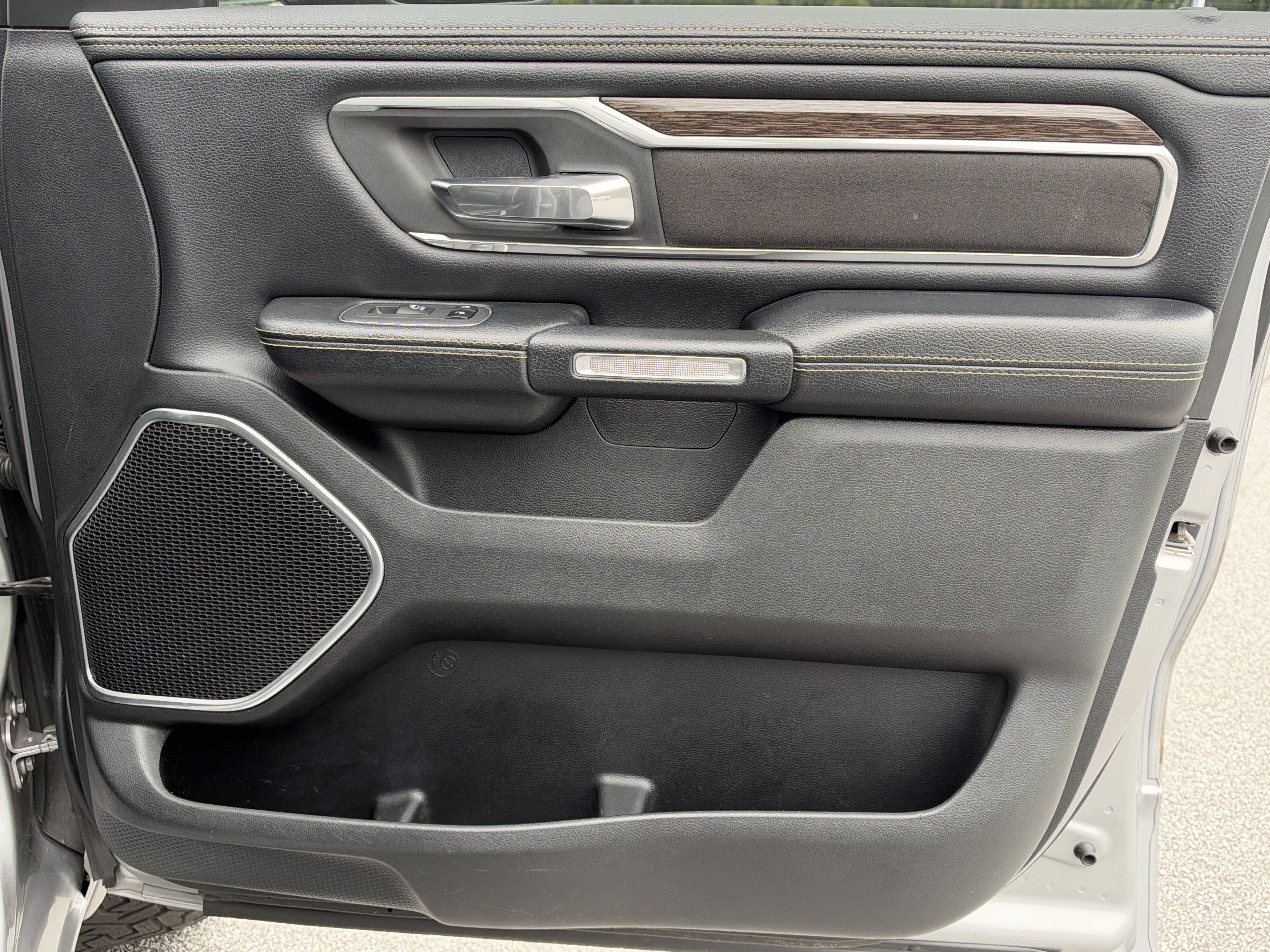 Used 2020 RAM 1500 Laramie AWD/4WD image 17