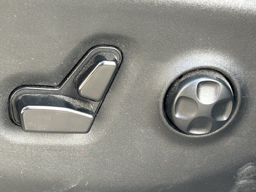 Used 2024 Chrysler Pacifica Touring-L FWD image 25