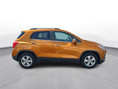 Used 2017 Chevrolet Trax LT w/ Sun & Sound Package FWD image 5