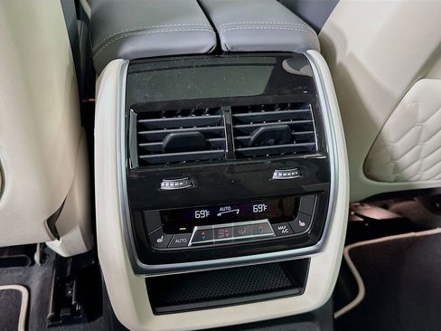 Used 2025 BMW X7 M60i w/ Climate Comfort Package image 18