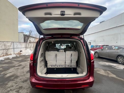 Used 2017 Chrysler Pacifica LX image 9