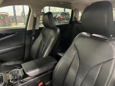 Used 2023 Lincoln Nautilus FWD w/ Premium Package image 5