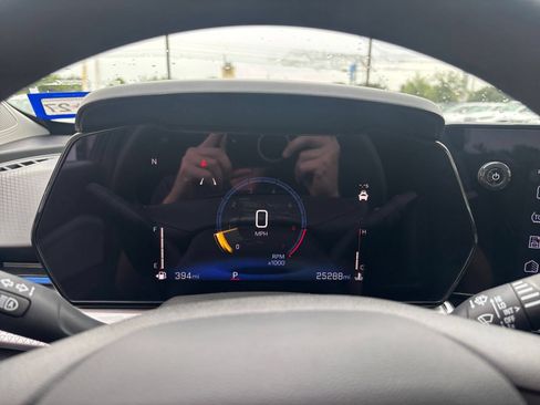 Used 2025 Chevrolet Trax LT FWD image 38