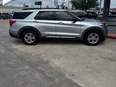 Used 2020 Ford Explorer XLT w/ Equipment Group 202A RWD image 2