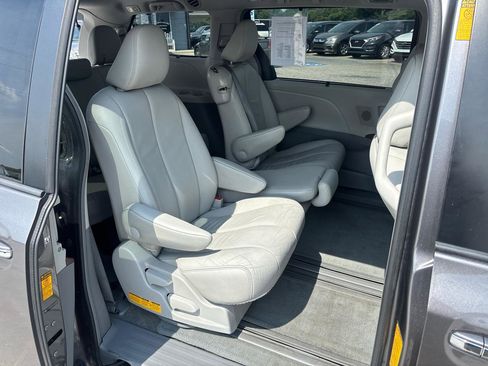 Used 2014 Toyota Sienna XLE w/ XLE Premium Package FWD image 23