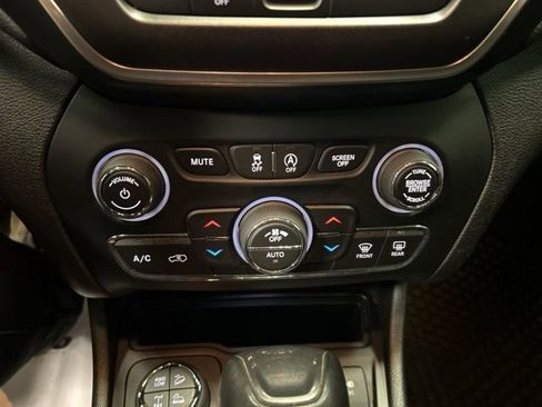 Used 2019 Jeep Cherokee Trailhawk w/ Cold Weather Group image 24