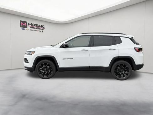 Used 2025 Jeep Compass Latitude w/ Convenience Group AWD/4WD image 5