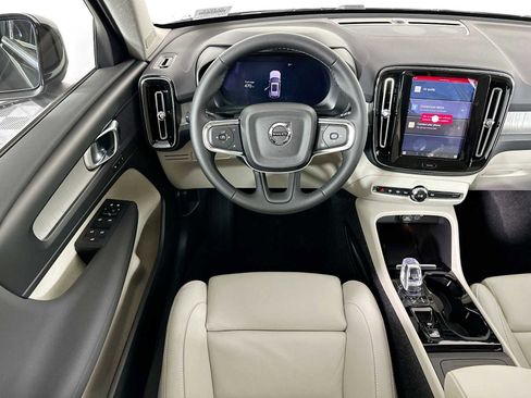 Certified 2025 Volvo XC40 B5 Plus w/ Protection Package Premier image 20