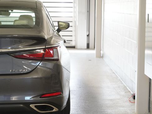 Used 2023 Lexus ES 350 Ultra Luxury w/ Accessory Package (Z2) FWD image 10
