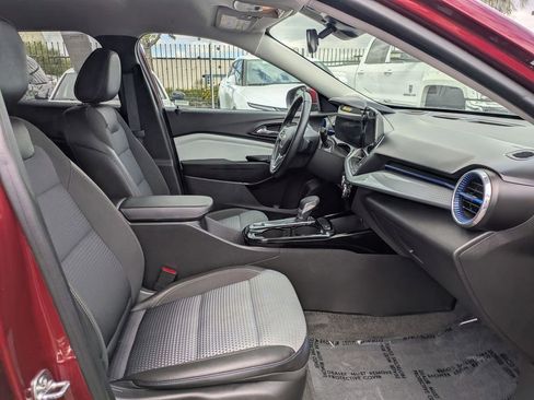 Used 2025 Chevrolet Trax LT w/ LT Convenience Package FWD image 35