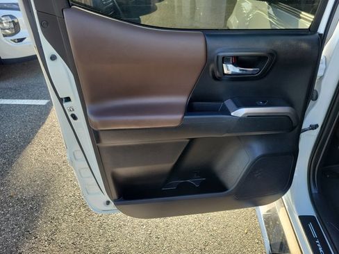 Used 2017 Toyota Tacoma Limited w/ Tow Package RWD image 13
