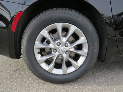 New 2026 Chrysler Pacifica Limited FWD image 11