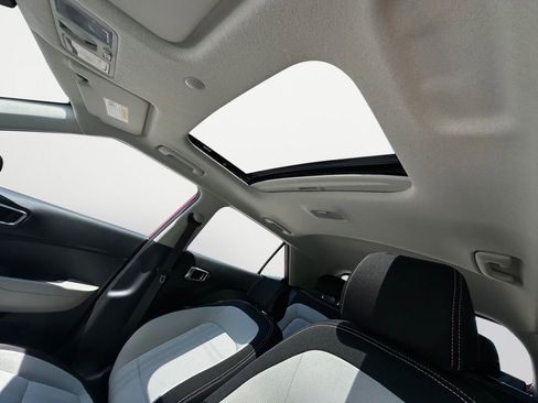 Used 2025 Hyundai Venue SEL FWD image 17