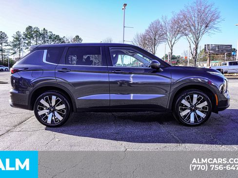 Used 2025 Mitsubishi Outlander SE image 11