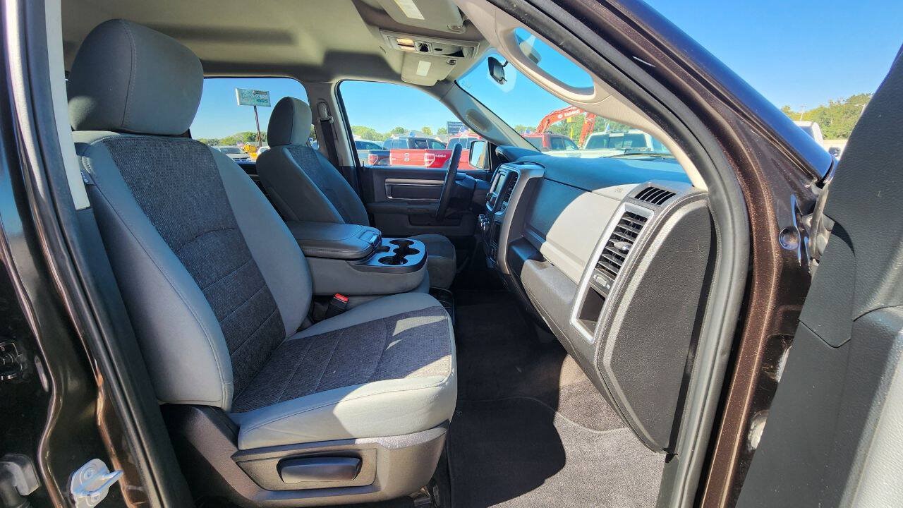 Used 2017 RAM 1500 Classic SLT AWD/4WD image 16