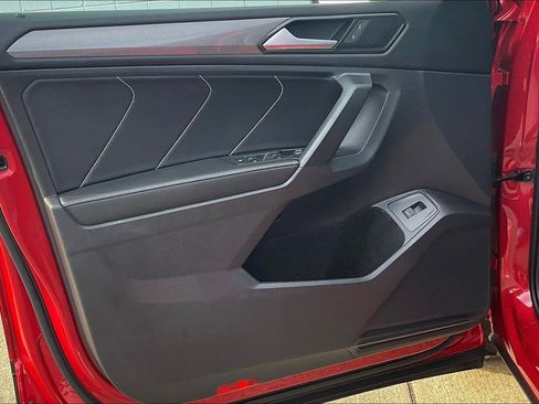 Used 2022 Volkswagen Tiguan SE w/ Panoramic Sunroof Package image 28