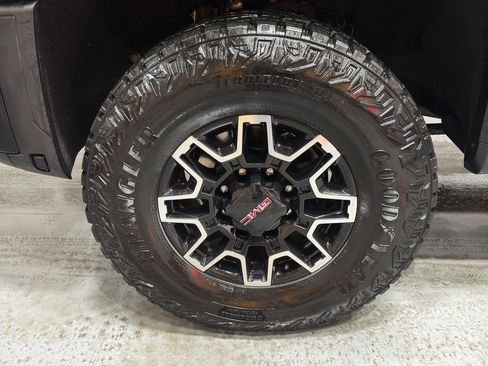 Used 2024 GMC Sierra 2500 AT4X image 10