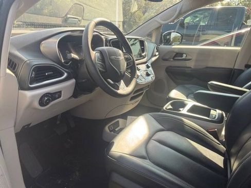 Used 2024 Chrysler Pacifica Limited FWD image 2
