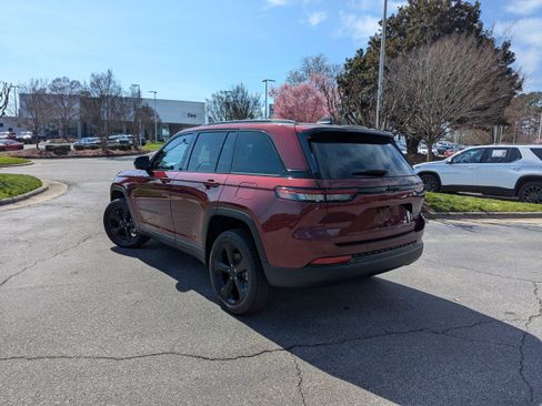Certified 2025 Jeep Grand Cherokee Limited w/ Black Appearance Package image 7