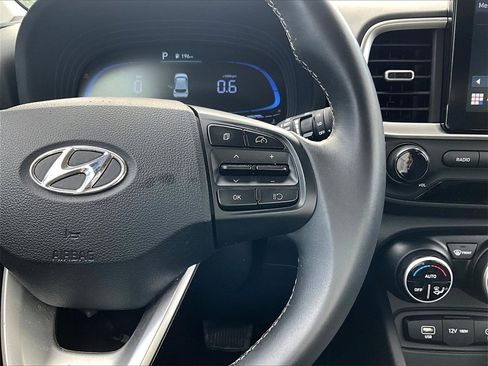 Used 2025 Hyundai Venue SEL image 17