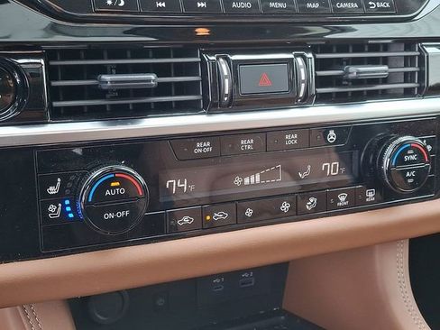 Used 2025 Nissan Pathfinder Platinum image 16