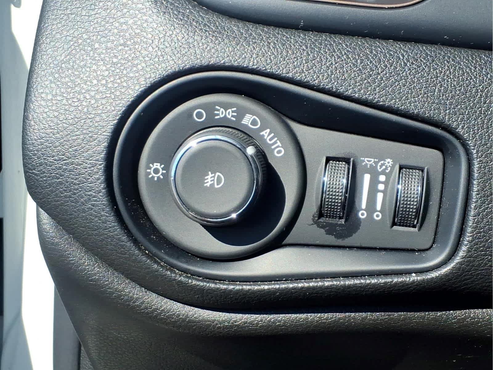 Used 2023 Jeep Renegade Latitude AWD/4WD image 19